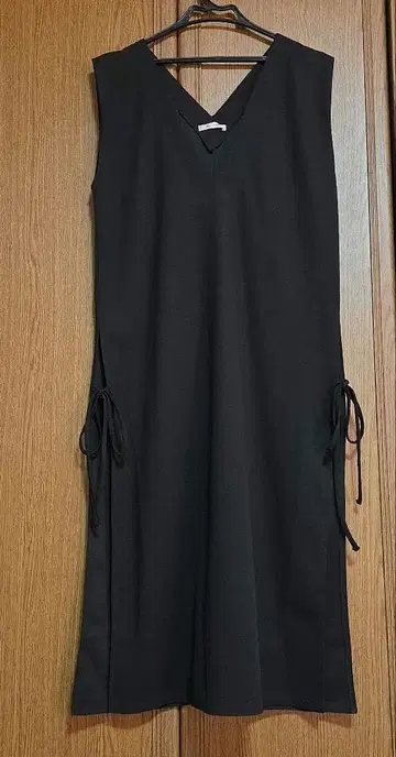 refined works 블랙 V넥 롱 베스트