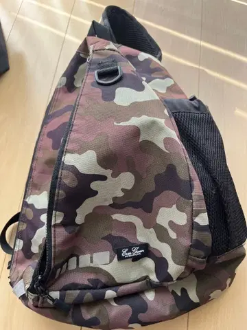에버그린 카모 패턴 나일론 바디백
