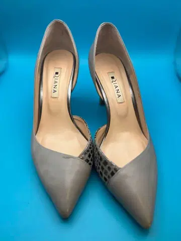 D. IANA 그레이 하이힐 스틸레토