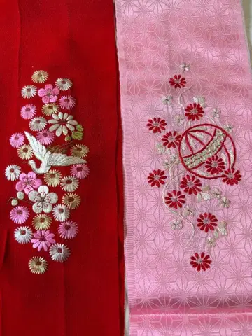 빨간색과 핑크색 자수 장식용 깃