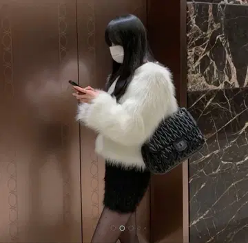 화이트 퍼 숏 자켓