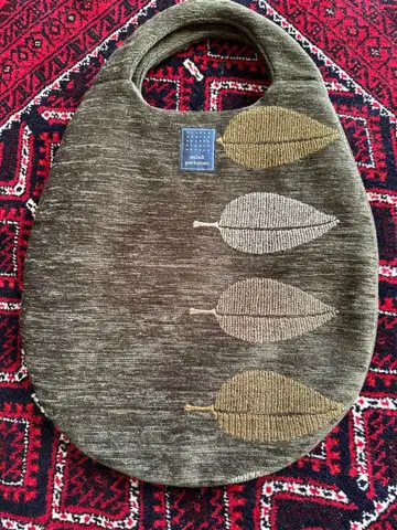 미나 페르호넨 잎 패턴 에그 백