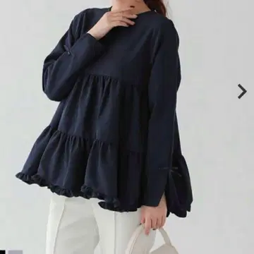 fitmore 슬릿 슬리브 밑단 프릴 티어드 블라우스 네이비