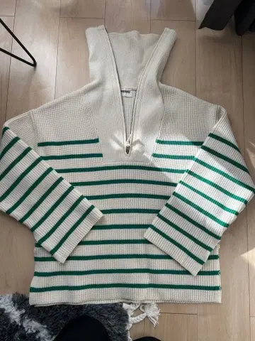 아이보리와 그린 스트라이프 스웨터