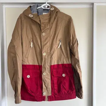 베이지와 빨간색의 후드티