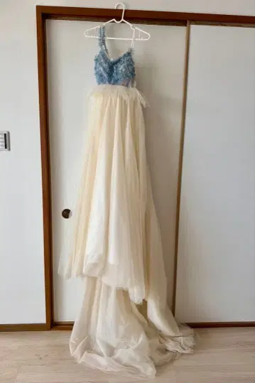 웨딩 드레스 아이보리와 블루