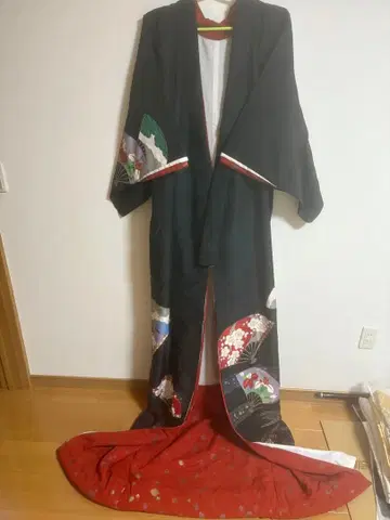 대중연극 블랙 컬러 부채와 꽃 밑단 끌옷