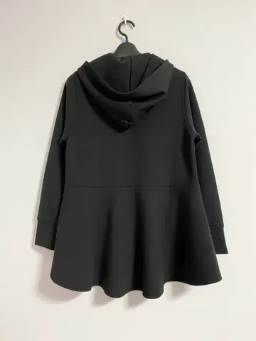 백 플레어 후드티