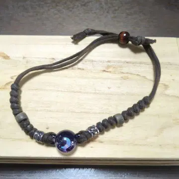 가죽과 블루 유리 팔찌