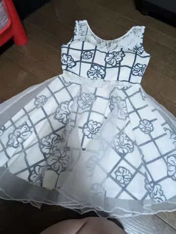 미사용 새상품 택 포함 꽃무늬 체크 무늬 드레스 M 사이즈 화이트