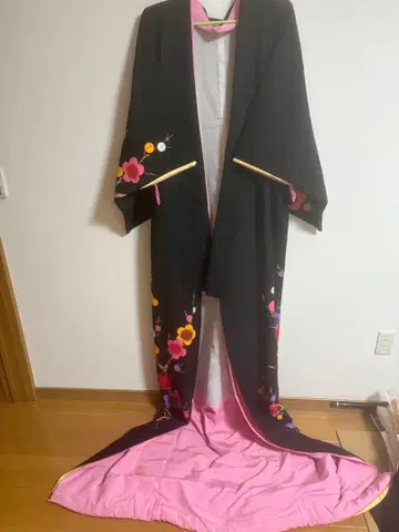 대중연극 꽃무늬 기모노 블랙과 핑크 밑단 끌림