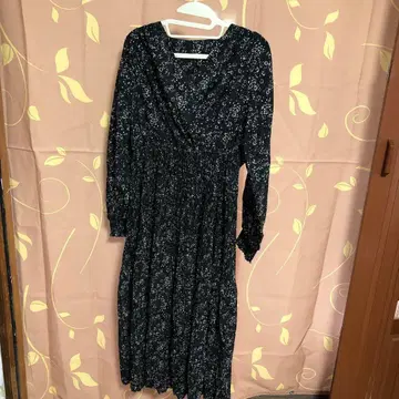 꽃무늬 V넥 긴팔 원피스