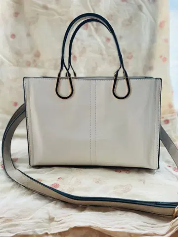 화이트 토트백 숄더 스트랩 포함