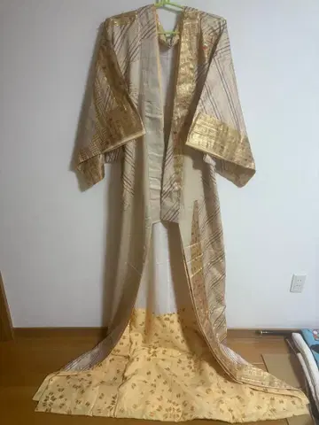 대중 연극 크림색과 골드 컬러 스트라이프 밑단 끌림