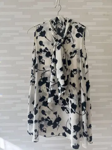 스트라스부르고 꽃무늬 슬리브리스 셔츠