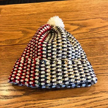 체크 무늬 폼폼 포함 니트 모자