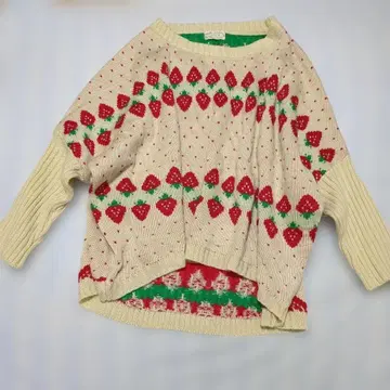 cawaii. 딸기 무늬. 래글런 소매. 넉넉하고 귀여운 스웨터.