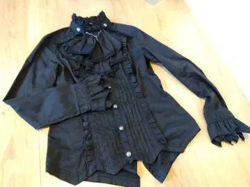 프릴 장식 블랙 셔츠 알곤퀸