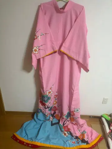 대중 연극 꽃무늬 핑크 밑단 끌림