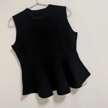 셀포드 플레어 실루엣 슬리브리스 니트