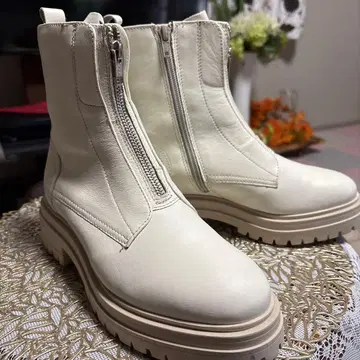 화이트 가죽 통굽 부츠 지퍼 포함