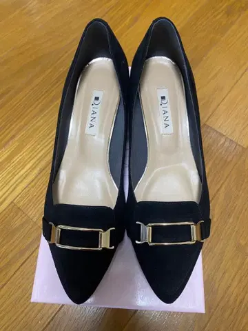 DIANA 블랙 스웨이드 펌프스