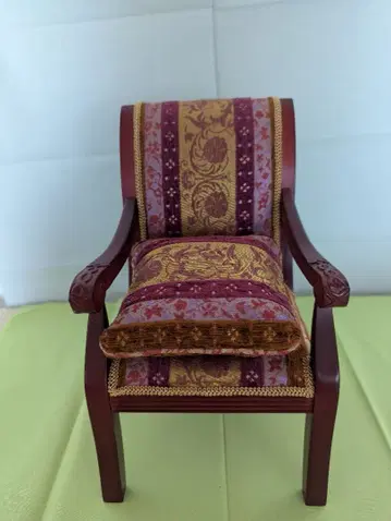 타일러 웬트워스용 의자