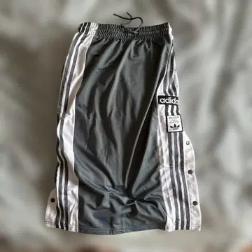 adidas 그레이 사이드 버튼 스커트