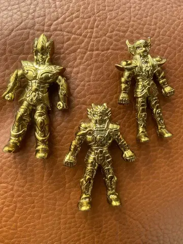 세인트 세이야 골드 컬러 수집용 피규어 3체 세트