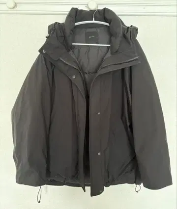 [스픽앤스팬] 발수 후디드 다운 하프 코트 블랙 38