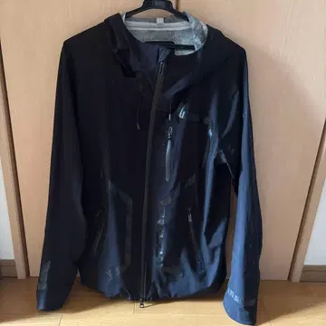 데상트 올마운틴 라인 마운틴 후드티 구매 가격 6만 엔