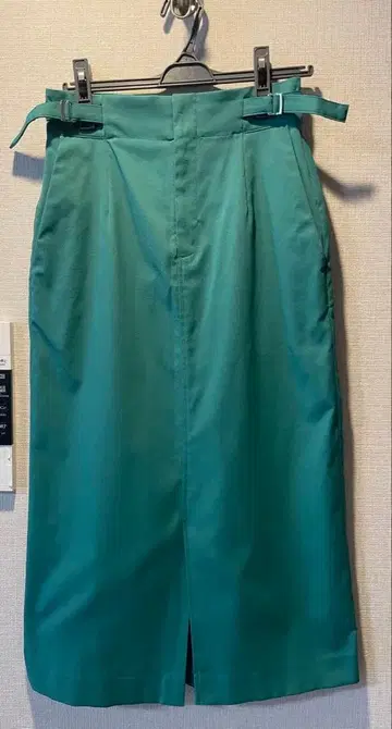 타이트 스커트 슬릿 포함 벨트 포함