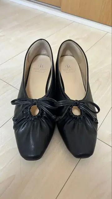 블랙 리본 포함 낮은 힐 신발