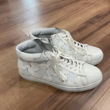 아너오베이션 화이트 별 패턴 가죽 하이컷 스니커즈