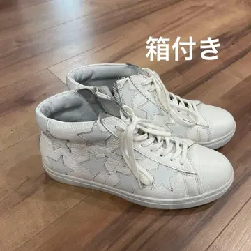 아너오베이션 화이트 별 패턴 가죽 하이컷 스니커즈