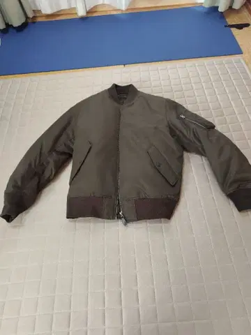 유니클로 올리브 그린 봄버 자켓