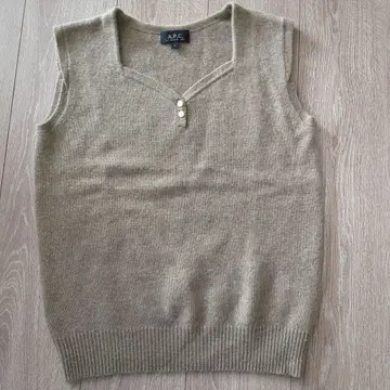 새상품급 A.P.C. 여성용 베이지 니트 베스트 S 캐시미어 100%