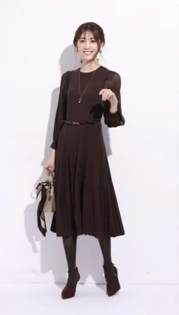 [시착만 한 상품] 벨트 부착 소매 개더 디자인 니트 원피스