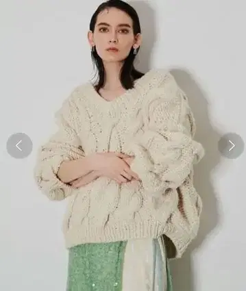 라벨에튀드 볼륨 케이블 V넥 니트