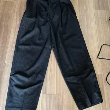 UNITED TOKYO 울 와이드 테이퍼드 팬츠 차콜 금 택 레어