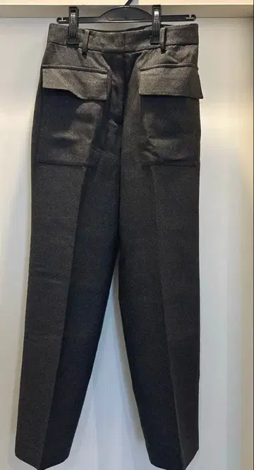 그레이 슬랙스 플랩 포켓 부착