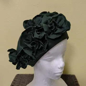 다크 그린 플라워 장식 베레모