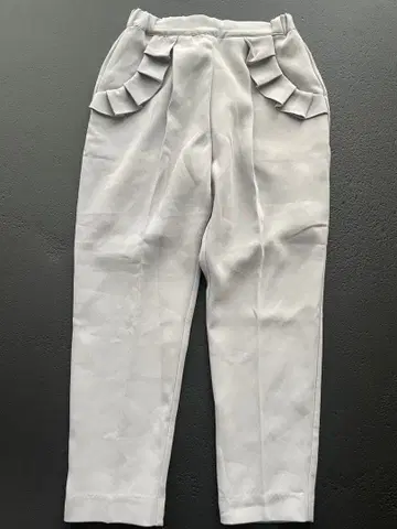 포켓 프릴이 달린 그레이 슬랙스