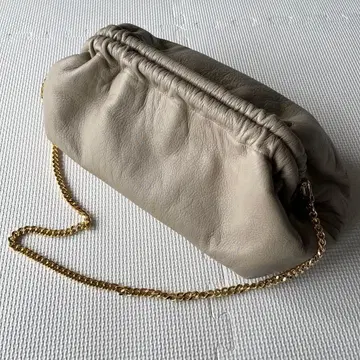 새상품급 BRENTELLA 골드 체인 클러치백 그레이지 가죽