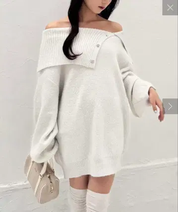 NICE CLAUP 화이트 오프숄더 니트 미니 원피스