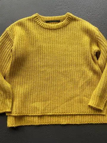 그린 머스타드 색상 크루넥 니트 yeccavecca