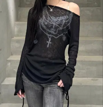 오프숄더 시어 디자인 니트 시즈니룩