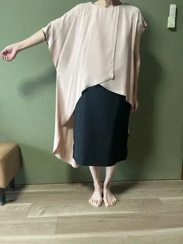 무릎 기장 원피스 옅은 핑크색 블랙 컬러