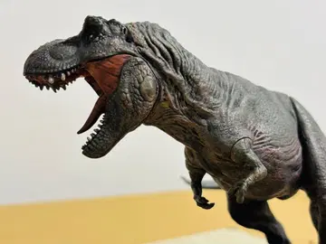 리얼한 티라노사우루스 렉스 피규어