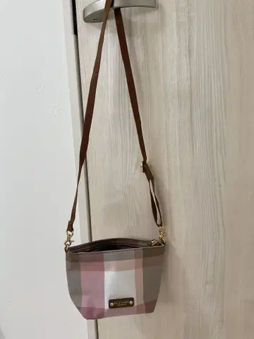 BLUE LABEL 체크 무늬 파우치 숄더백